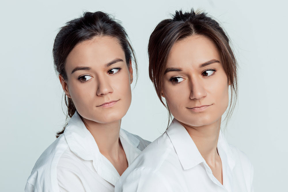 studio-portrait-female-twins
